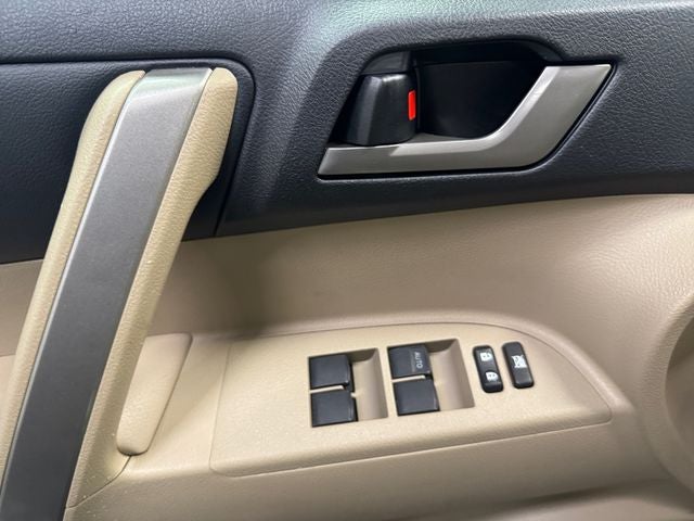 2012 Toyota Highlander SE