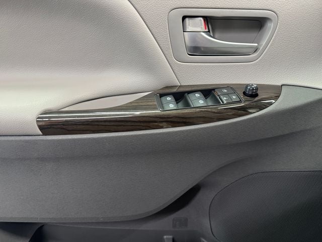 2017 Toyota Sienna XLE 7 Passenger