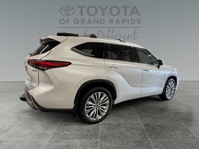 2023 Toyota Highlander Hybrid Platinum