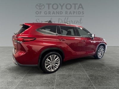2022 Toyota Highlander Hybrid Platinum