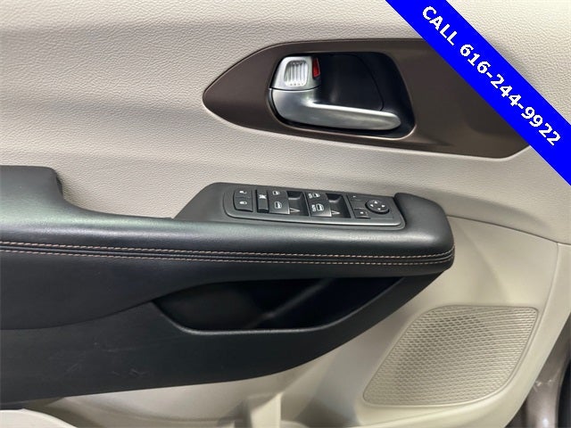 2017 Chrysler Pacifica Touring L 3.6 Liter V6 7 Passenger 3rd Row Seating