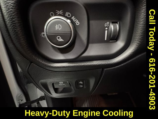 2022 RAM 1500 Big Horn Crew Cab 4x4 5'7' Box