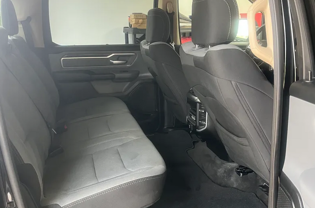 2020 RAM 1500 Big Horn Crew Cab 4x4 5'7' Box
