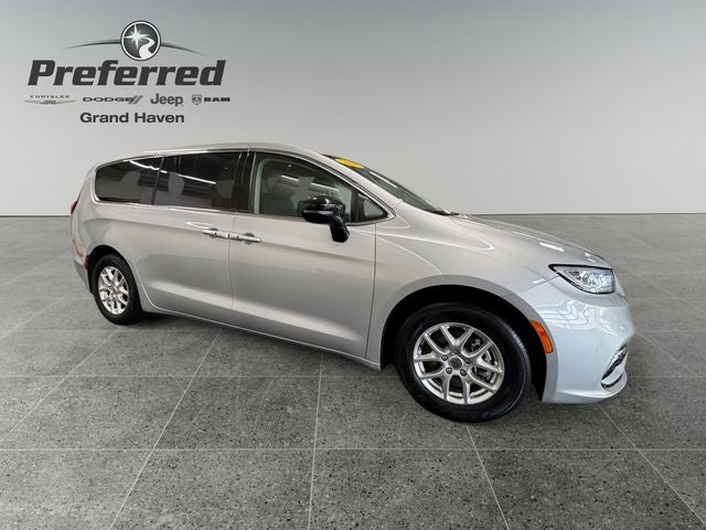 2024 Chrysler Pacifica Touring L's photo