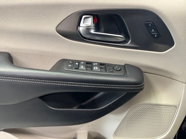 2023 Chrysler Pacifica Touring L 3.6 Liter V6 7 Passenger 3rd Row Seating
