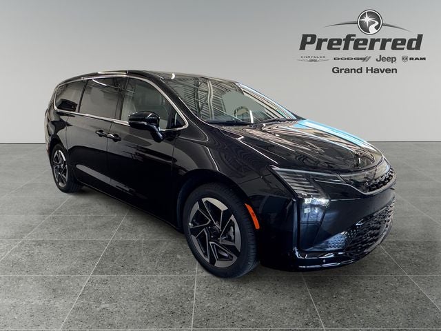 2027 Chrysler Pacifica Limited's photo
