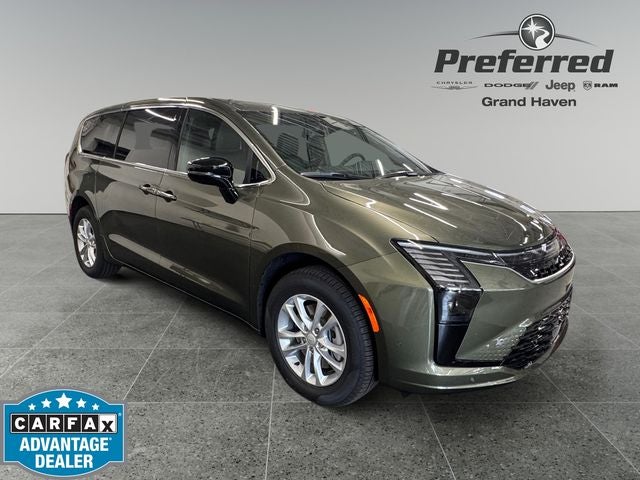 2027 Chrysler Pacifica Select AWD's photo