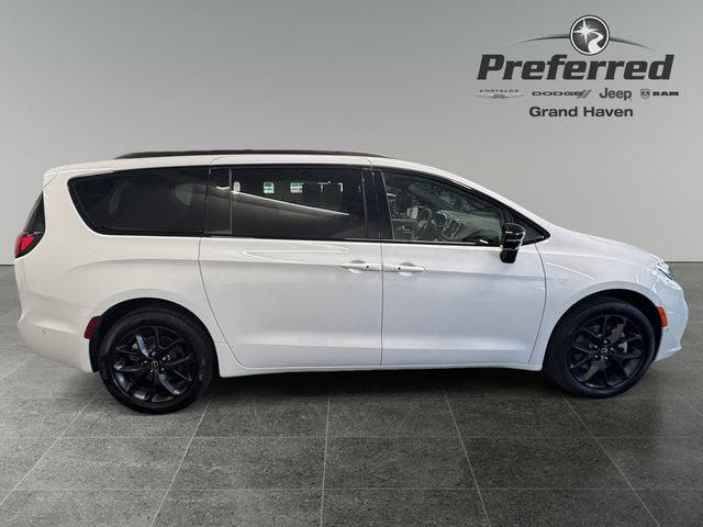 2025 Chrysler Pacifica Limited AWD