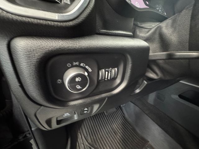 2020 RAM 1500 Laramie Crew Cab 4x4 5'7' Box