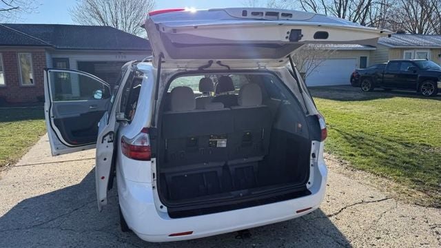 2019 Toyota Sienna LE 3.5 Liter V6 8 Passenger 3rd Row Seating