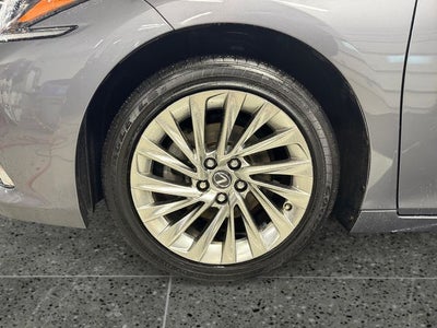 2019 Lexus ES 300h 300h Luxury 2.5 Liter FWD